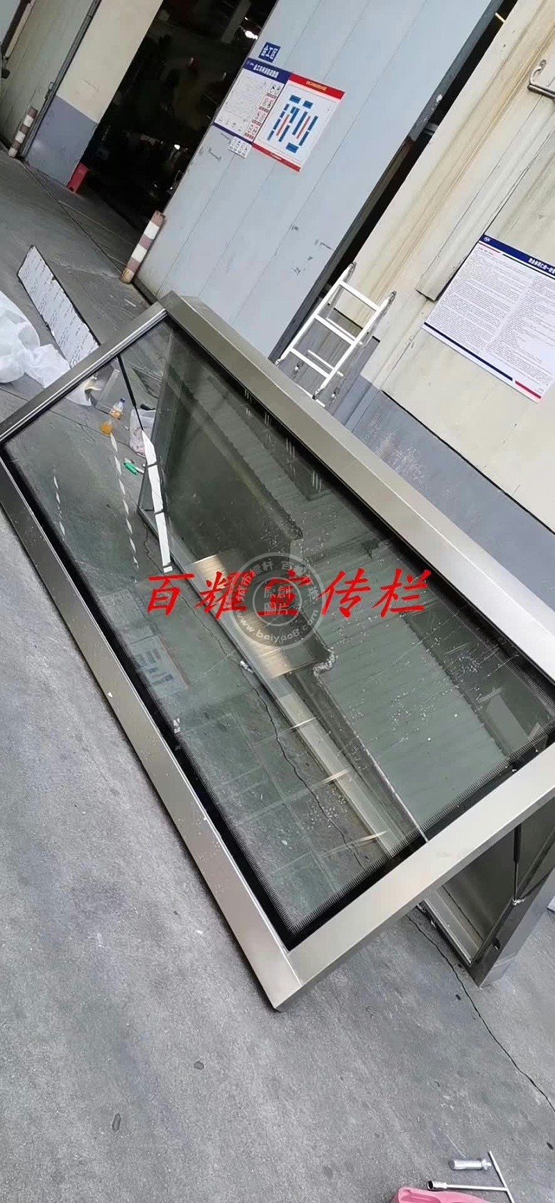不锈钢本色宣传栏实景案例，安装于苏州张家港！