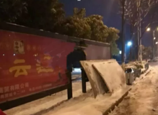 安徽又一市多个公交站台候车亭坍塌 ！
