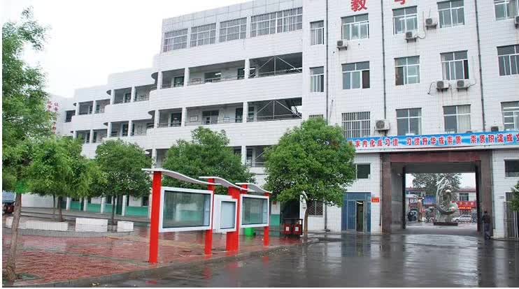 徐州32中学S型顶棚宣传栏实景图