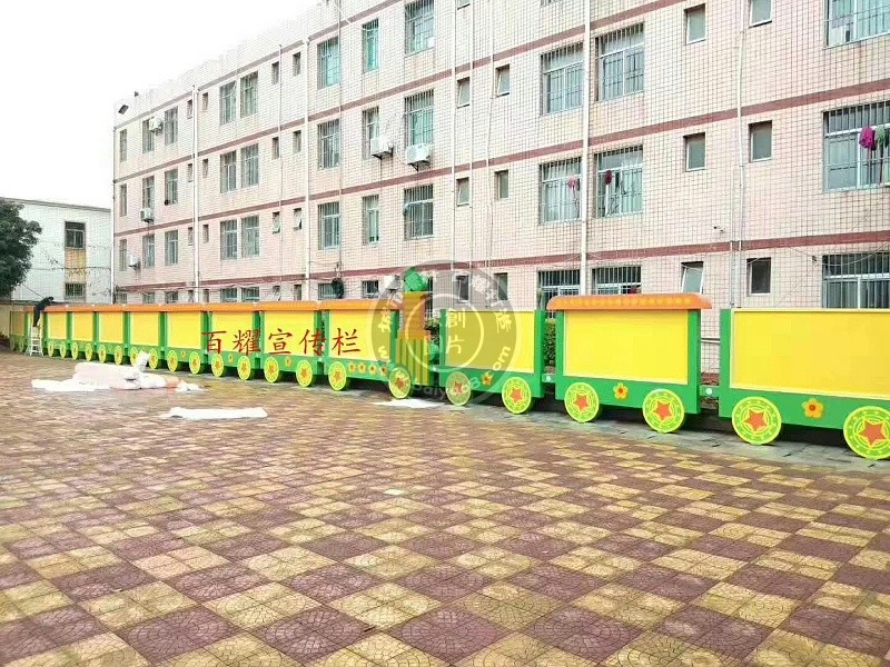 福建省泉州市一小学，火车造型宣传栏实景图